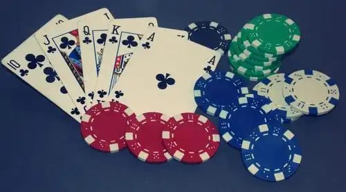 Filipino player using the 7 bet mobile app on a smartphone